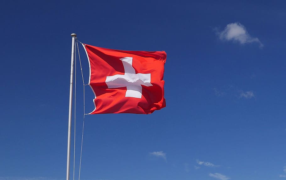 Suiza, bandera nacional, viento, cielo, nubes, bandera, rojo, cruz, bandera suiza, patriotismo