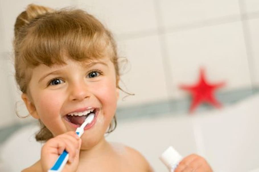 menina da criança, escovando, dentes, exploração, creme dental, banheira de hidromassagem, menina, escova de dentes, branco, esprema o frasco