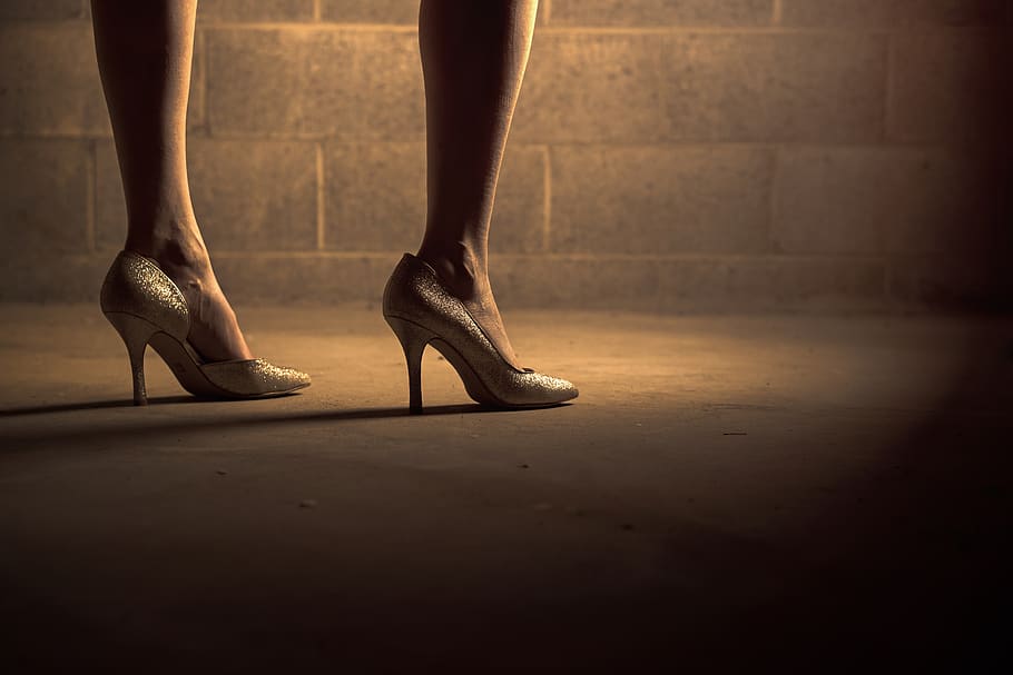 tacones altos, zapatos, mujer, niña, piernas, pies, piso, concreto, parte del cuerpo humano, pierna humana