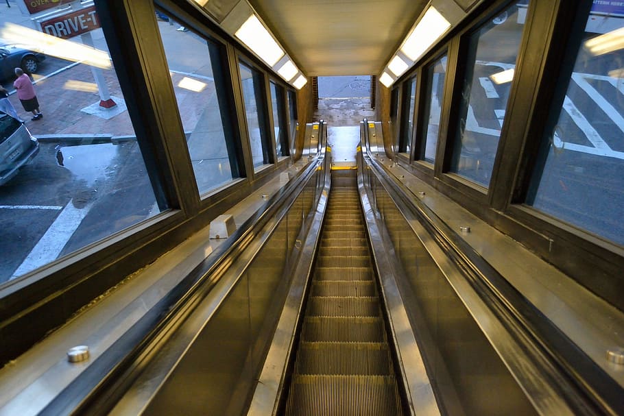 escalera mecánica, plataforma elevada del metro, 125th street, harlem, nueva york, metro, plataforma, transporte, negocios, vidrio