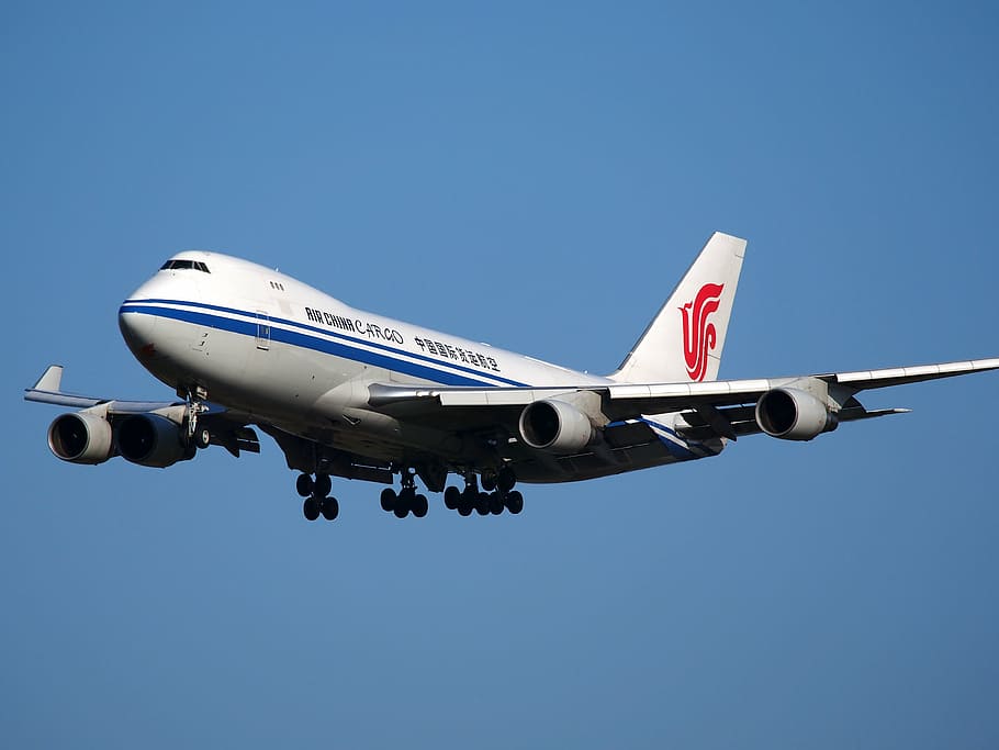 blanco, azul, avión de línea, volando, boeing 747, jumbo jet, carga aérea china, aeronave, avión, aterrizaje