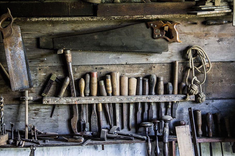 una variedad de herramientas de jardinería, herramientas, vintage, carpintería, sierra, cincel, cuerda, rústico, antiguo, equipo