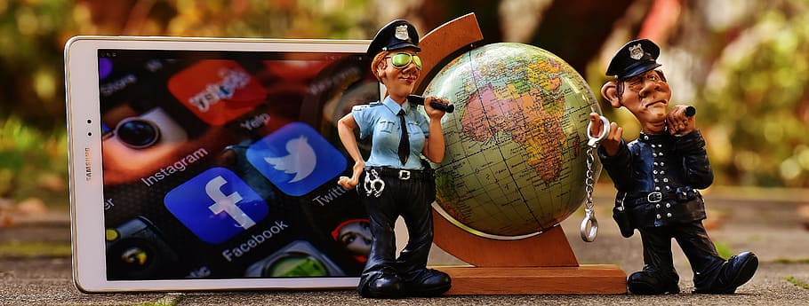 figura de policía, al lado, teléfono inteligente, redes sociales, internet, seguridad, global, mundial, policía, multimedia