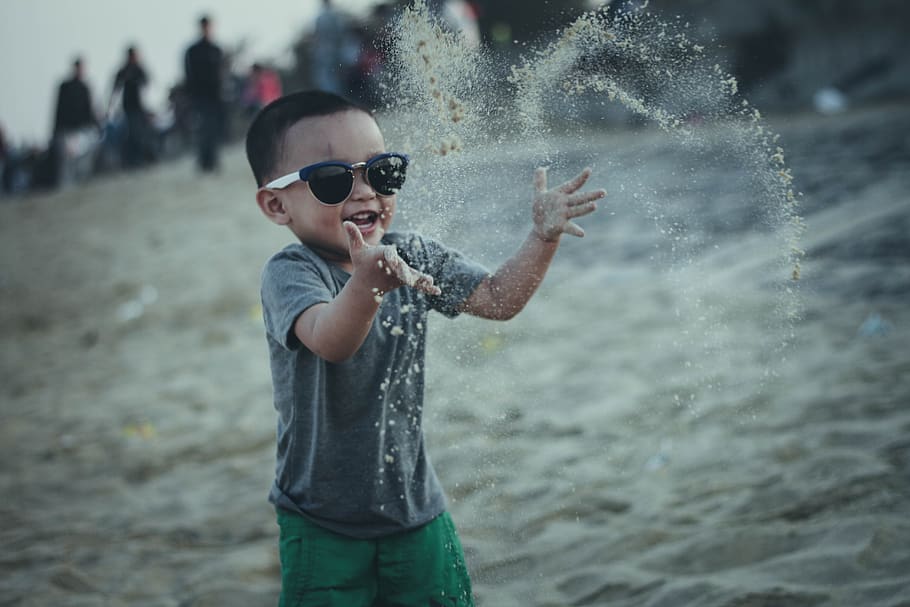 areia, praia, pessoas, menino, criança, feliz, brincando, óculos de sol, ao ar livre, viagem