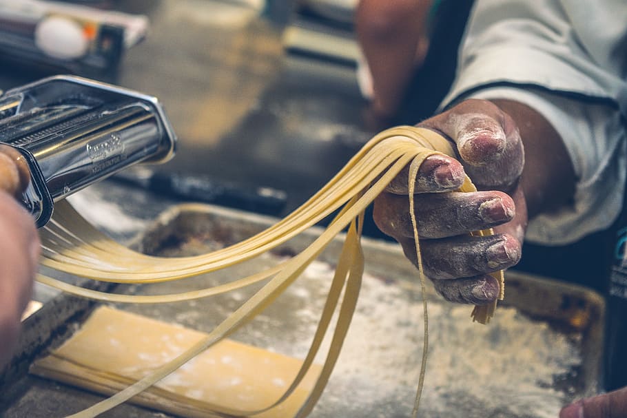 orang membuat pasta, Italia, spageti, pasta, makanan, tradisional, masakan, resep, satu orang, dewasa