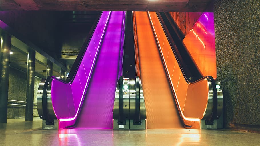 naranja, púrpura, escalera mecánica, dentro, edificio, escalera, metro, luces, neón, oslo