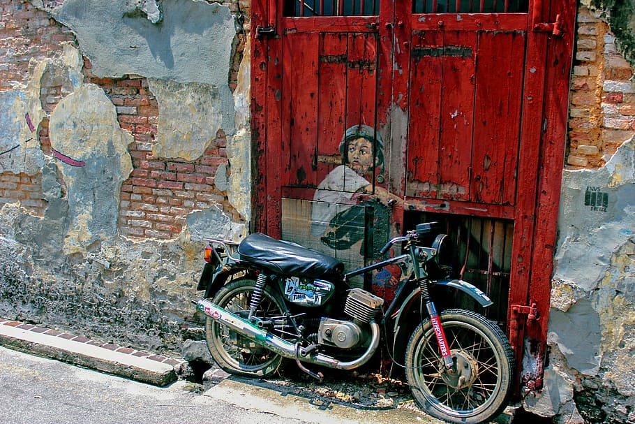 menino, branco, camisa, pintado, vermelho, de madeira, porta, ao lado, motocicleta, preto