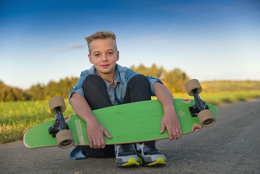 Niño, tenencia, verde, patineta, longboard, skater, juged, retrato, graffity, modelo