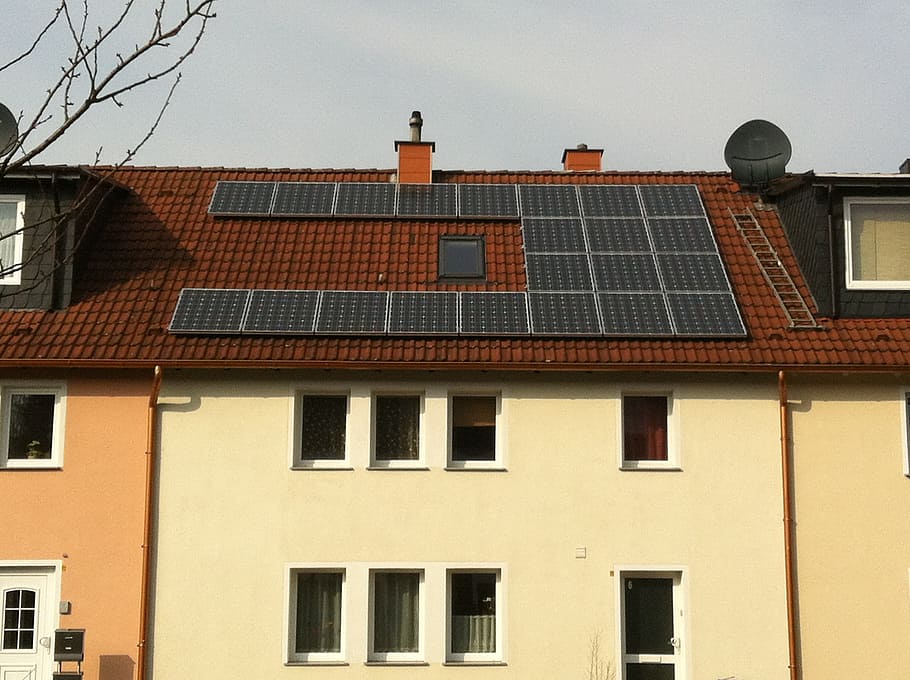 branco, marrom, casa, solar, painéis, parte superior, telhado, módulos solares, fotovoltaica, energia solar