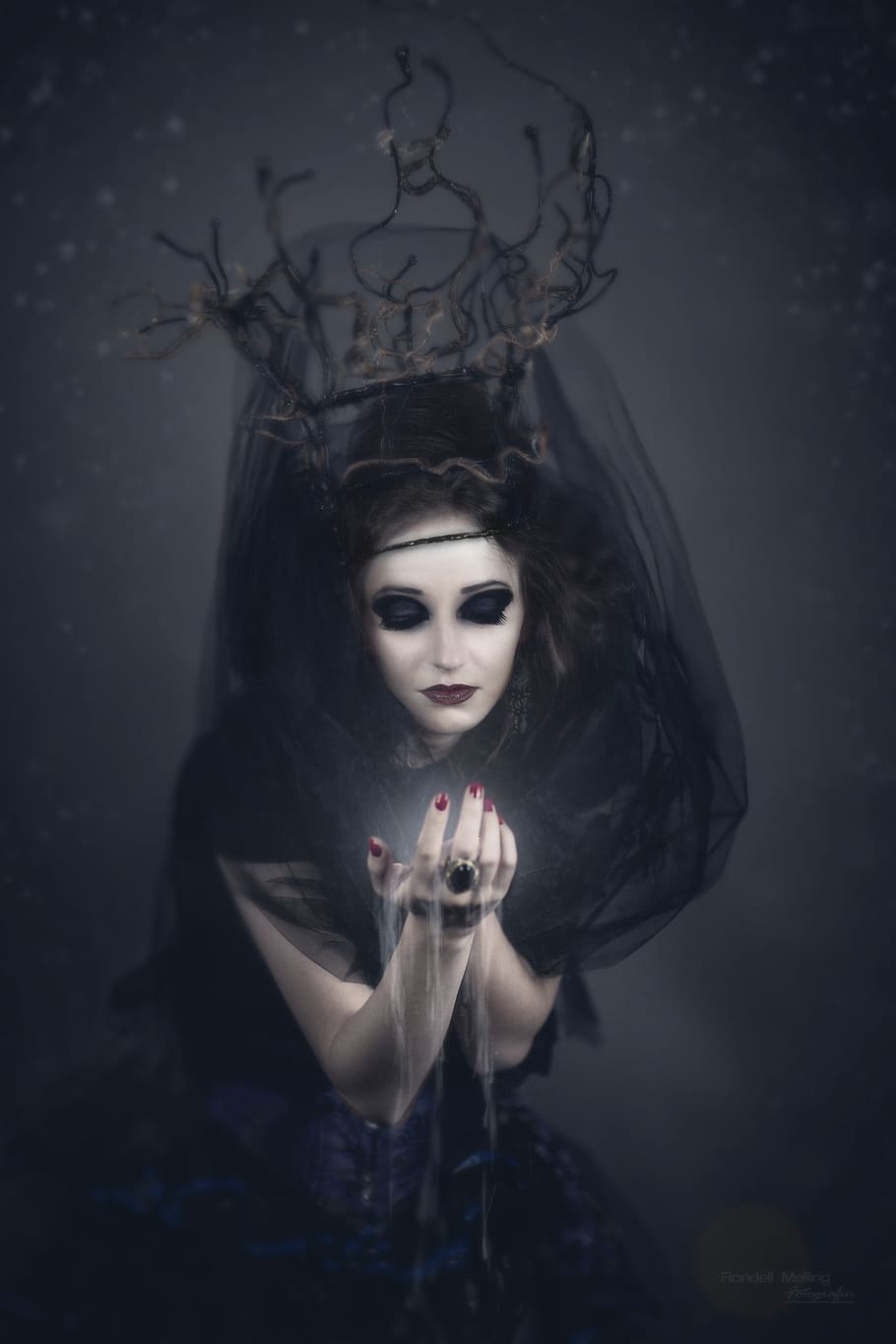 mulher, vestindo, preto, vestido de gorro, véu, a bruxa, feiticeira, contos de fadas, menina, cemitério