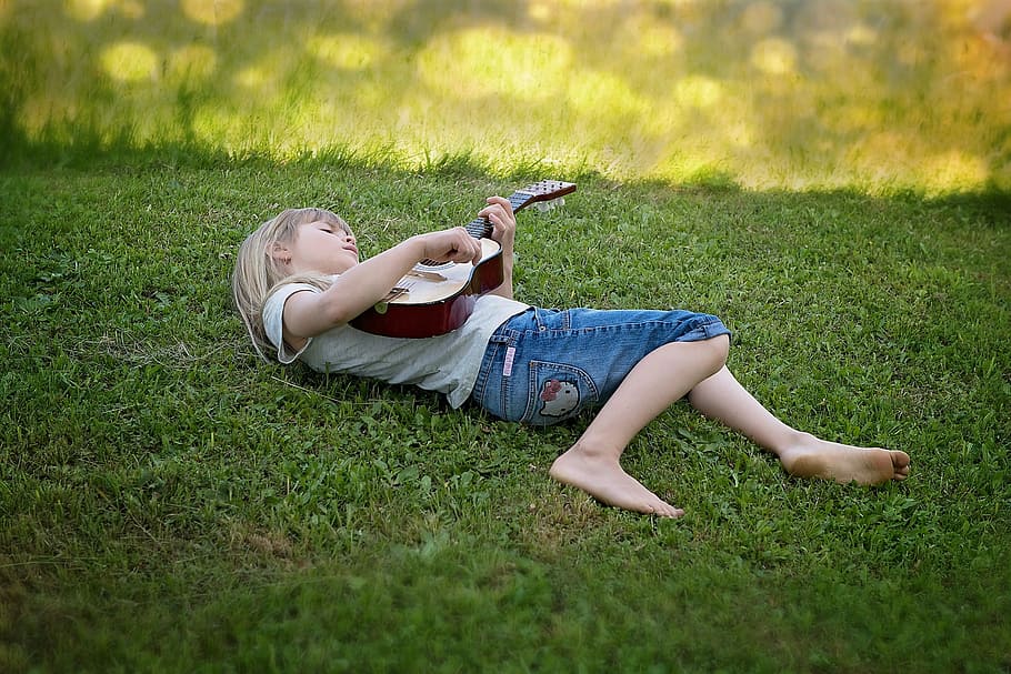 niña, acostado, verde, hierba, jugando, guitarra, persona, humano, niño, jugar