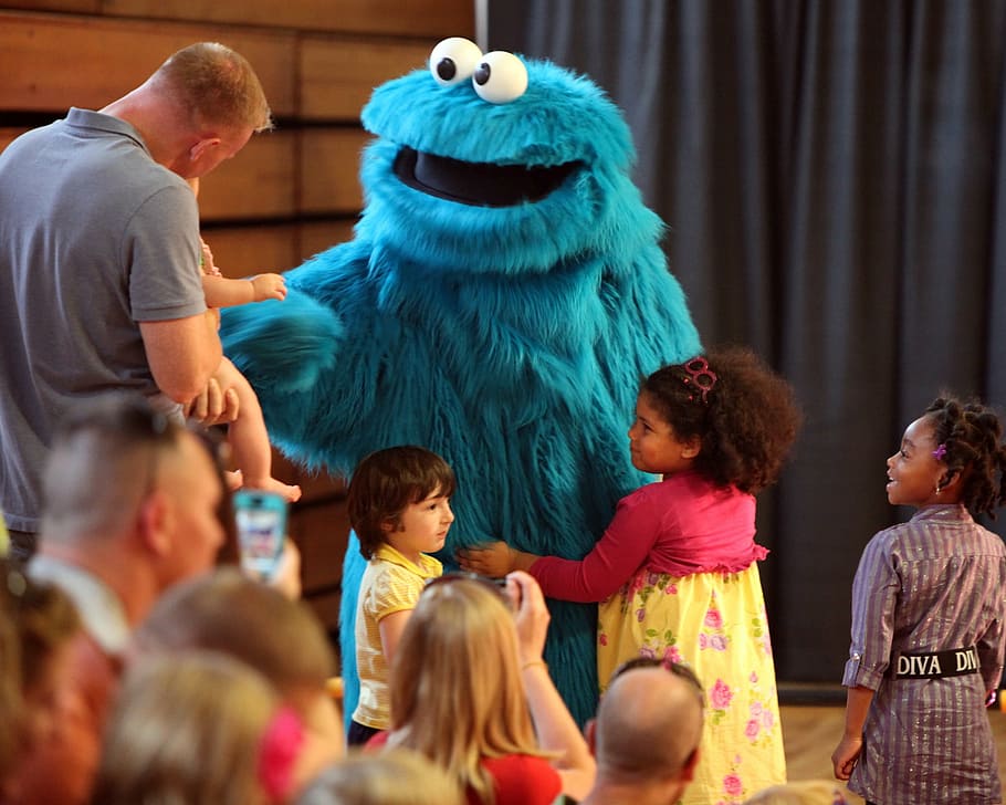 niños, de pie, alrededor, mascota de cookie monster, cookie monster, muppet, sésamo street, personaje, entretenimiento, diversión