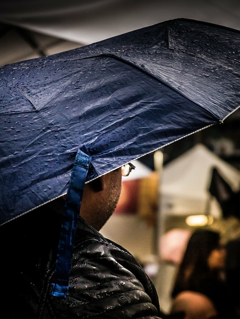 baixo, fotografia leve, homem, carregando, preto, guarda chuva, pessoas, molhado, água, gotas
