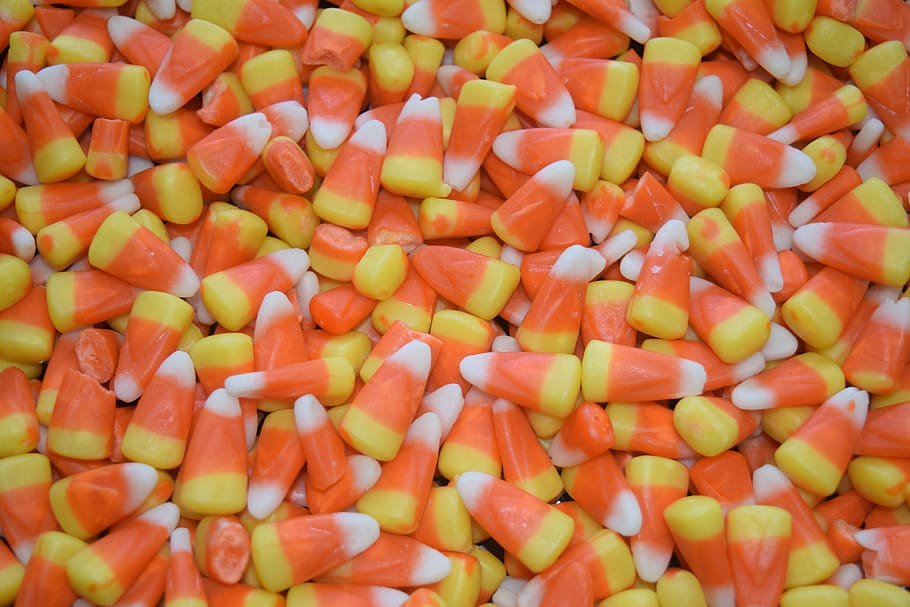manojo, callos de caramelo amarillos y naranjas, maíz dulce, dulces, halloween, golosinas, bocadillos, alimentos, dulces de halloween, fondos