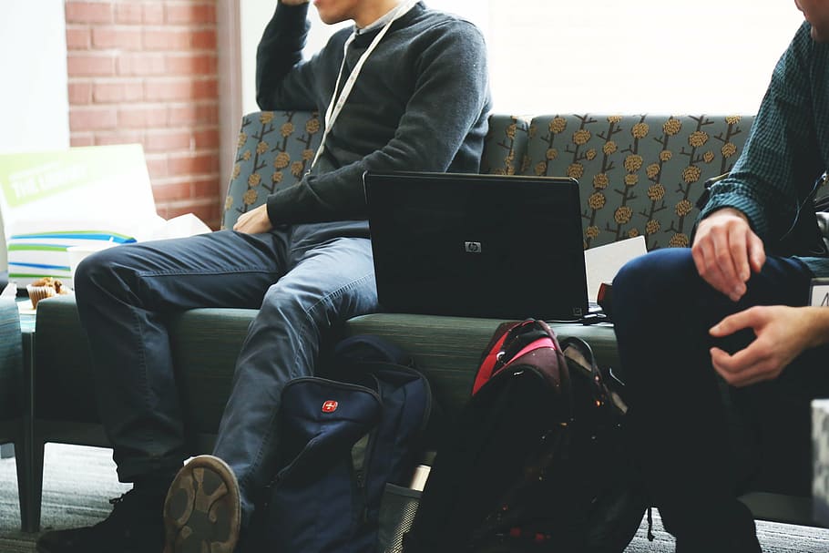hombres, vistiendo, negro, suéter, al lado, computadora portátil, durante el día, estudiantes, inicio, puesta en marcha