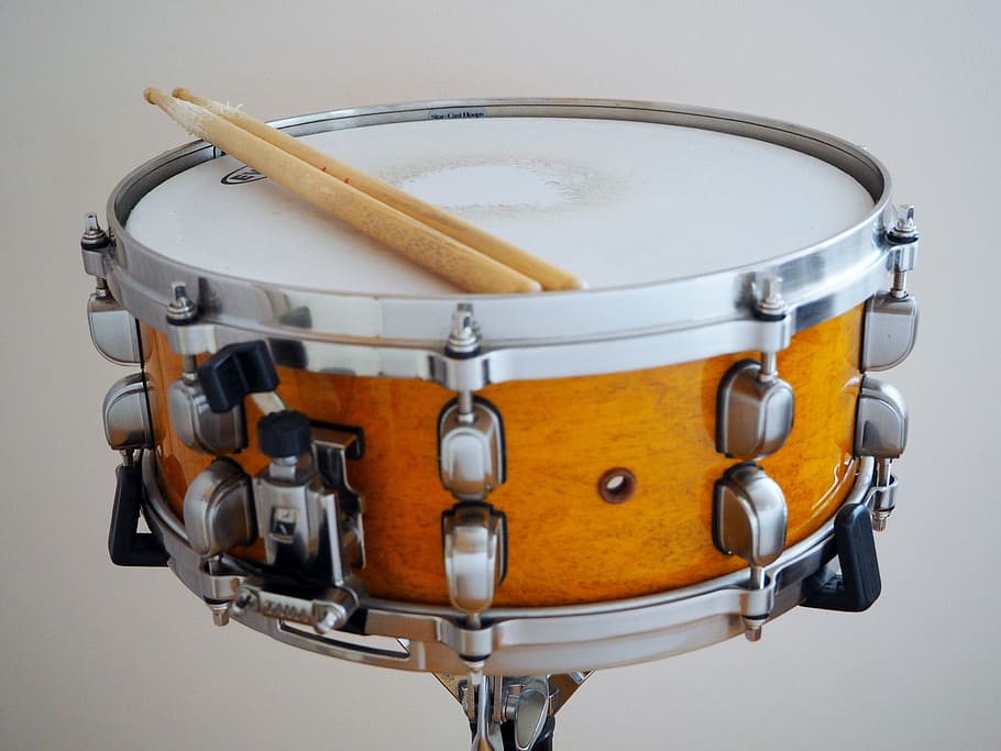 drum snare, drum, musik, drum kecil, alat musik, instrumen, tongkat, tongkat drum, menurut, emas