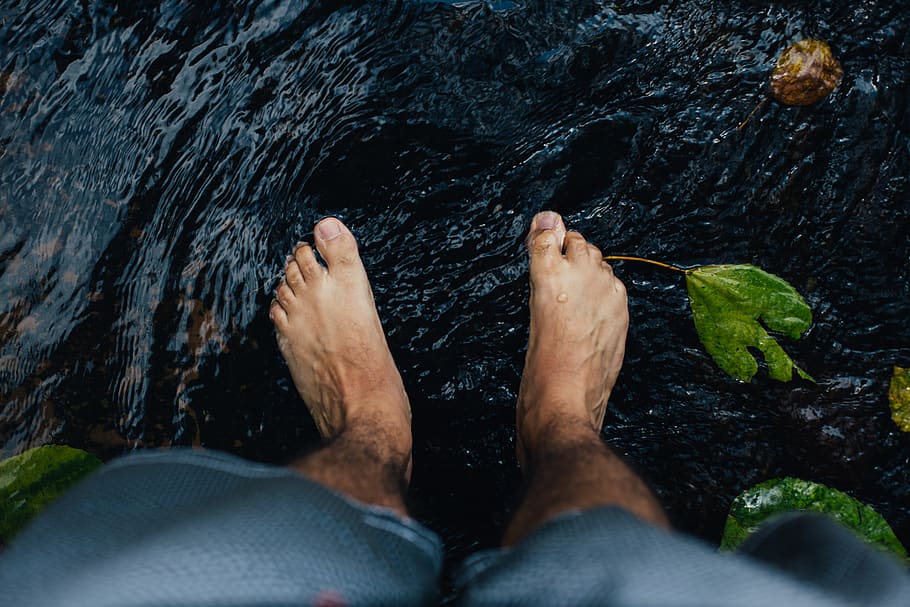 pies, agua, río, arroyo, naturaleza, aire libre, parte del cuerpo, pierna humana, parte del cuerpo humano, sección baja