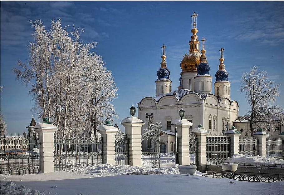 white concrete mosque, city, winter, snow, siberia, russia, cold, frost, monastery, frosty city