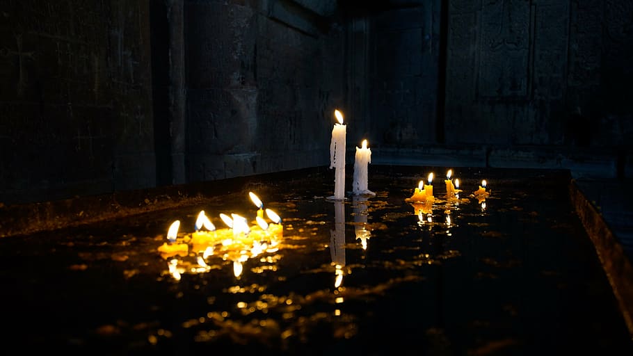 duas velas brancas, vela, cera, iluminado, oração, igreja, luzes sacrificiais, meditação, luz de velas, chama