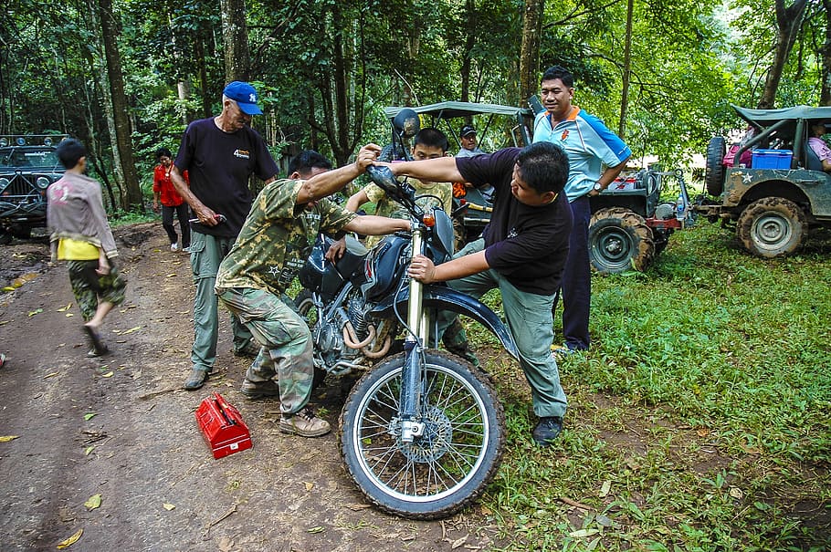 Motocicleta, mecánico, ayuda, más, enduro tour, reparación, en el bosque, norte de Tailandia, viaje en motocicleta, bicicleta