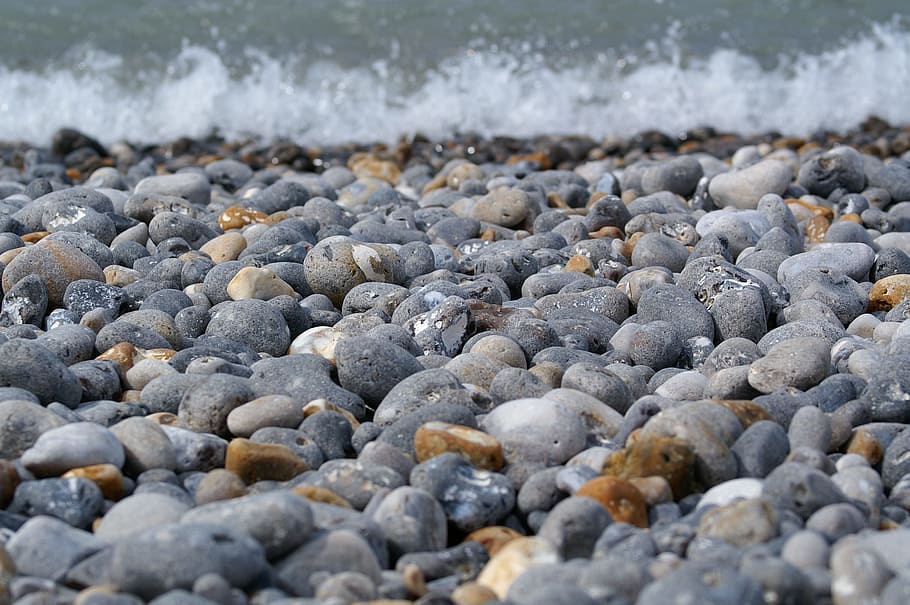 fotografía de primer plano, gris, piedras, cuerpo, agua, playa de gravilla, olas, mar, mediterráneo, mar agitado
