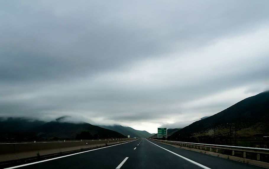 panorâmica, vista, estrada, nublado, céu, vista panorâmica, preto, nuvens, cinza, colinas