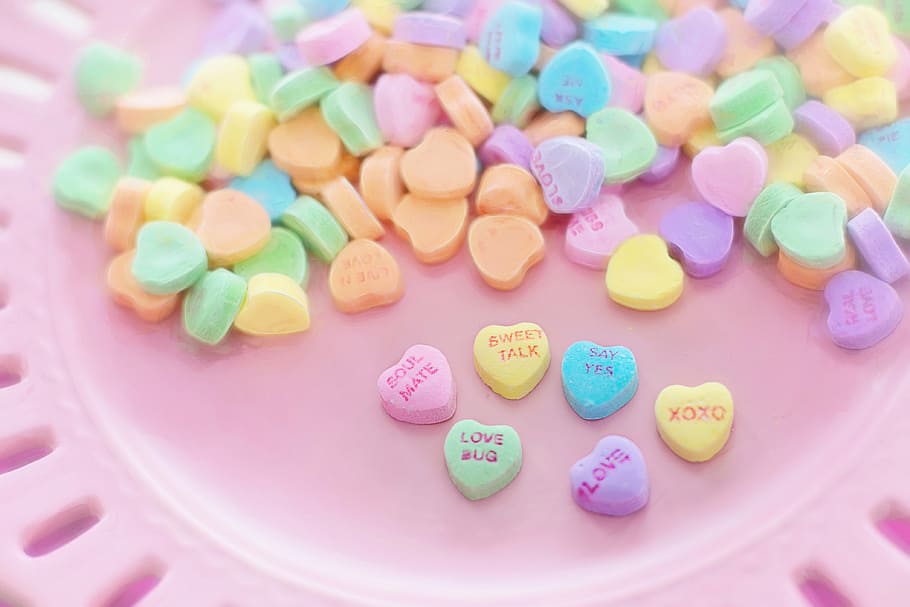 permen aneka warna berbentuk hati, permen valentine, hati, percakapan, manis, liburan, multi-warna, makanan manis, berwarna pastel, makanan dan minuman