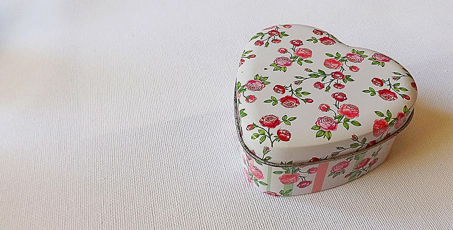 heart, red, white, floral, tin, close, jewellery box, rose pattern, metal box, heart shaped