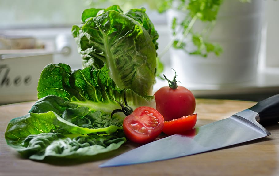 Ensalada, lechuga, tomates, verduras, cuchillo, tabla de cortar, cocina, comida, saludable, vegetal