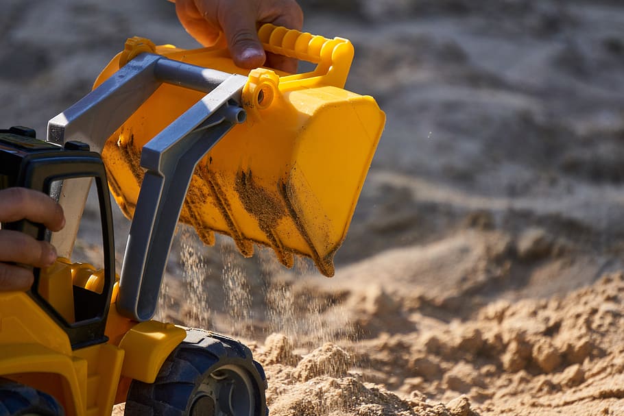 excavadoras, arena, carga, juguetes, niño, jugar, hoyo de arena, de cerca, amarillo, inclinación