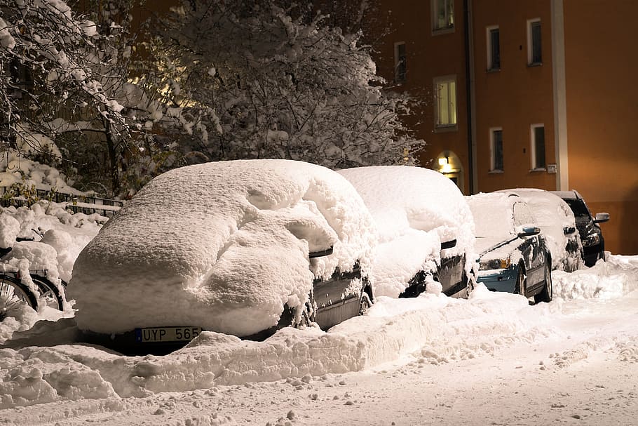 雪に覆われた駐車中の車, 雪, 通り, 車, 覆われた, 深い, 冬, 寒さ, 重い, 降雪