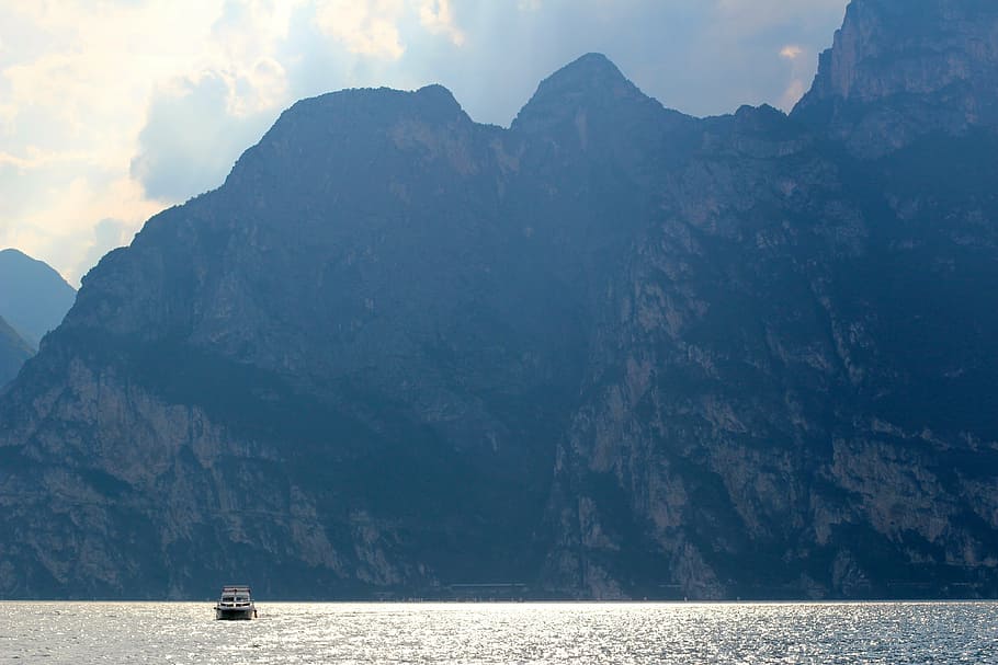 Garda, Italia, Torbole, barcos, paisaje, agua, montaña, mar, pintorescos - naturaleza, belleza en la naturaleza