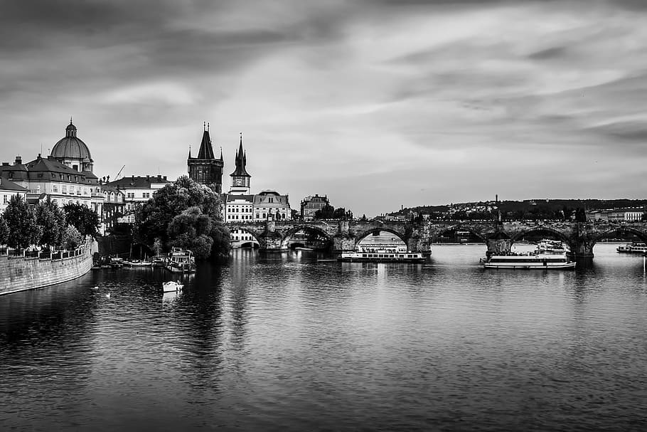 foto en escala de grises, concreto, edificios, escala de grises, foto, cuerpo de agua, Praga, República Checa, río, agua