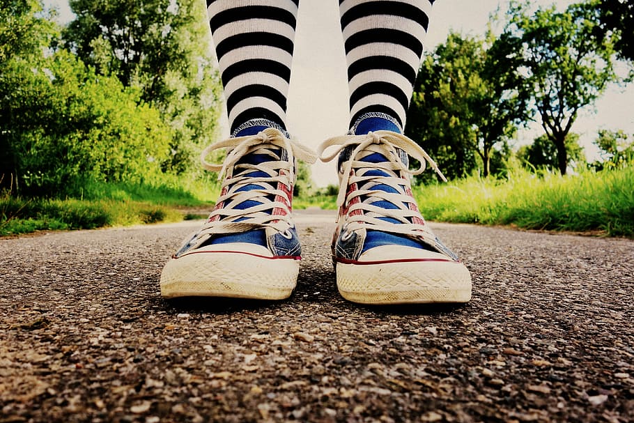 persona, vistiendo, par, zapatos altos rojos y azules, pie, pierna, pies piernas, zapatos, zapatillas de deporte, de pie