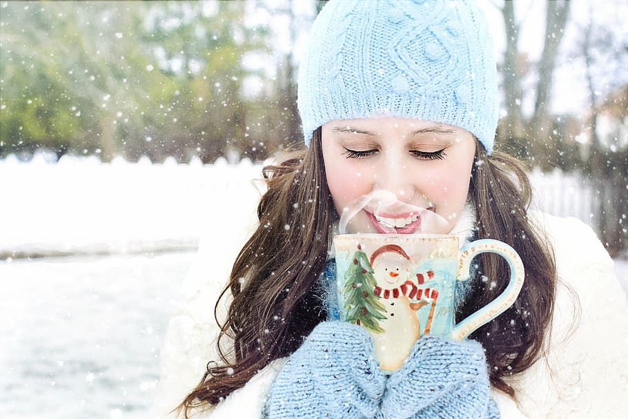 wanita, memegang, mug bertema natal, siang hari, musim dingin, salju, wanita cantik, cokelat panas, kopi, dingin