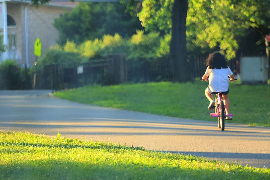 어린 소녀, 자전거, 일몰, 햇빛, 제나라, 나무 나무, 집, 그림자, 그림, 교통
