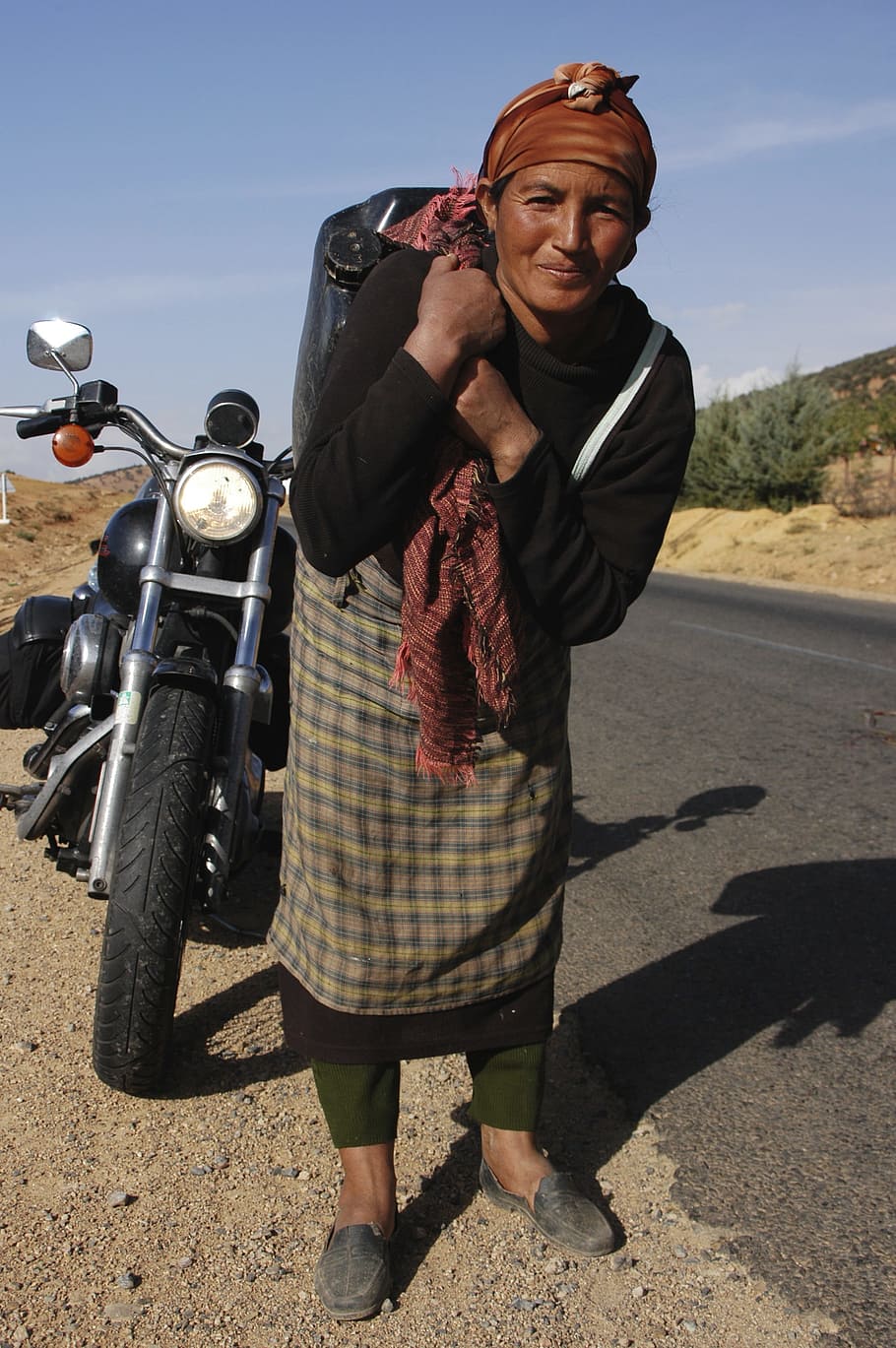 Maroko, wanita, sepeda motor, panjang penuh, satu orang, sinar matahari, transportasi, potret, tampilan depan, orang sungguhan