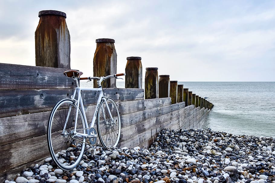 фотография, велосипед, припаркованный, рядом, стена, фронт, береговая линия, море, океан, вода