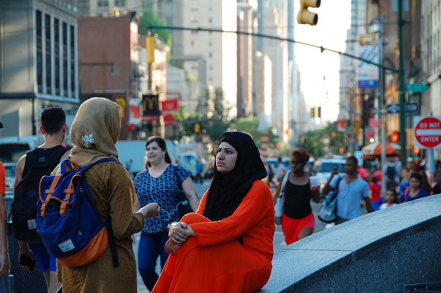 columbus circle, nueva york, mujeres musulmanas, conversación, ceño fruncido, multitud, personas reales, arquitectura, ciudad, exterior del edificio