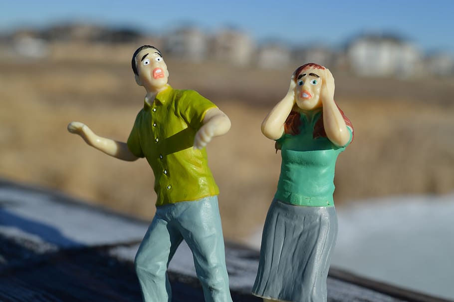 man, woman figurine, frightened, scared, horror, action figures, fright, fear, stress, terror