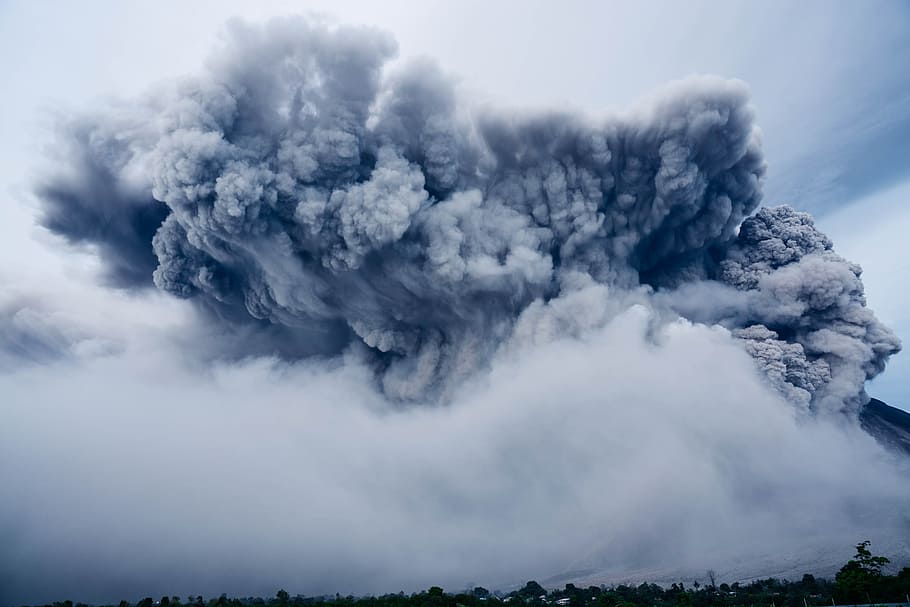 噴火した火山, 灰雲, 雲, 曇り, 日光, 劇的な, 地質活動, 自然, 嵐, 夏