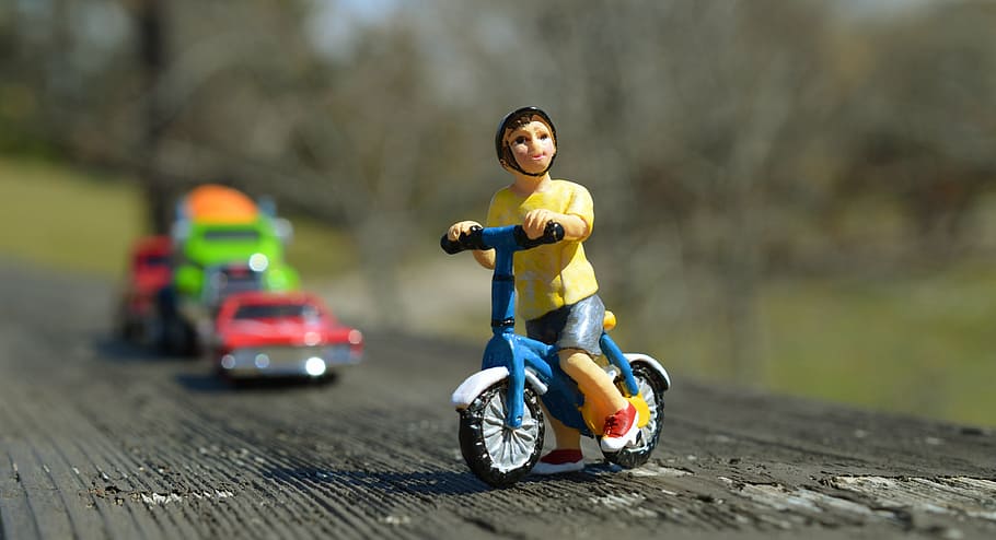 menino, equitação, minifigura de bicicleta, bicicleta, segurança, capacete, tráfego, carros, criança, acidente