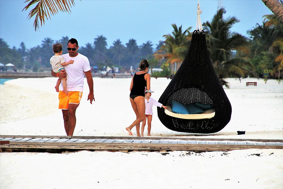 menina, mulher, em pé, ovo, enforcamento, cadeira, família, Maldivas, relaxar, areia