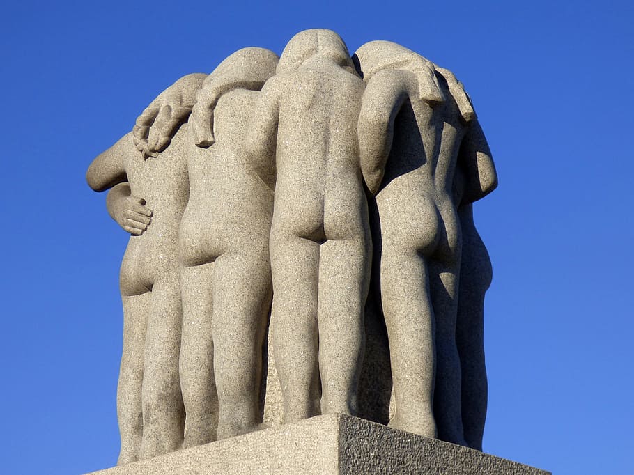 Как называются каменные скульптуры девушек. Осло статуя женщины бронза. Статуя «девушки-рыбака». Много статуй девушек. Современное искусство Норвегии.
