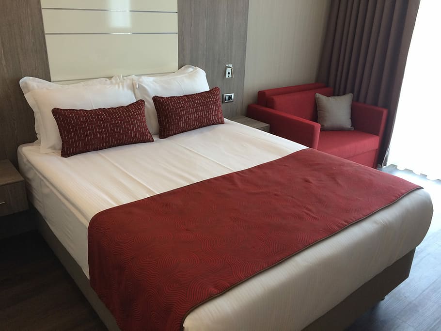 blanco, sábana, al lado, rojo, sillón, cama, hotel, Borgoña, habitación, dormitorio