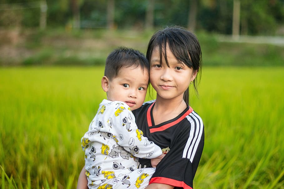menina, carregando, bebê, campo de grama, país, bonitinho, olho, crianças, bom, vietnamita