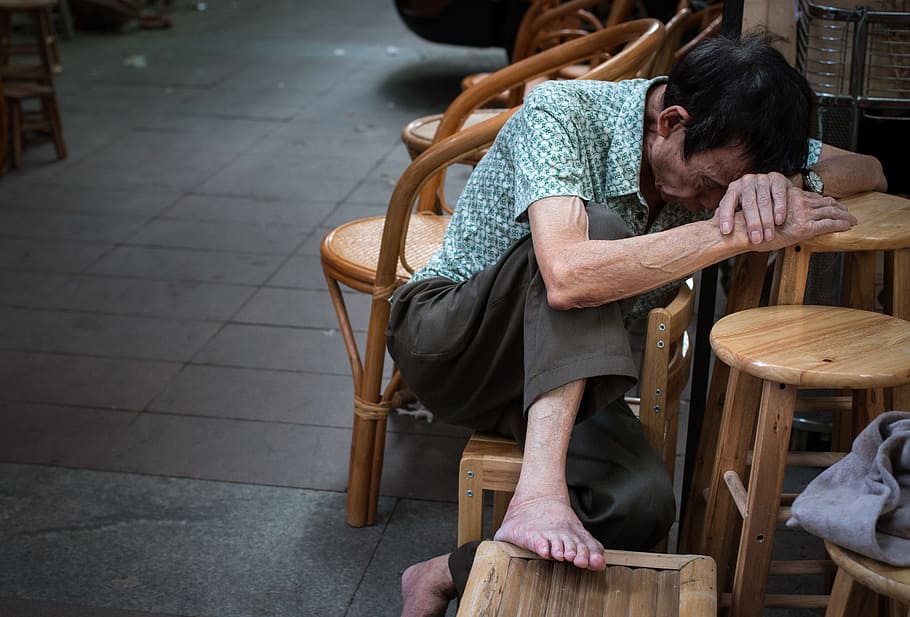 street photography, losing his home, life, the old man, rest, sleep, china, sleeping outdoors, sitting, seat