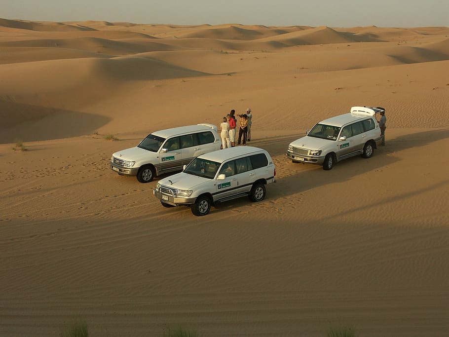 tres, blanco, suv, campo del desierto, durante el día, desierto, vehículo todo terreno, jeeps, safari, arena