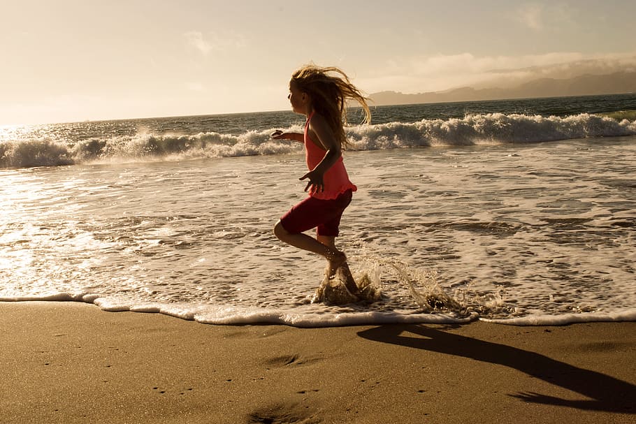 niña, de pie, orilla del mar, playa, ejecutar, océano, mar, joven, activo, saludable