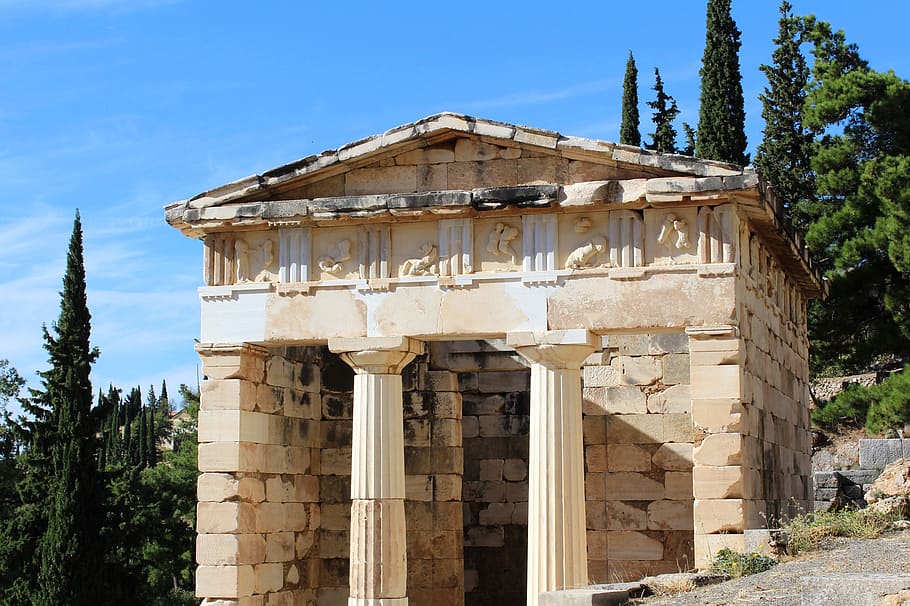 아테네의 도시, 델파이, 그리스 골동품 보물 창고, 도리스 기둥, oldtidsminde의 재무부, 건축물, 건축 된 구조, 나무, 식물, 하늘